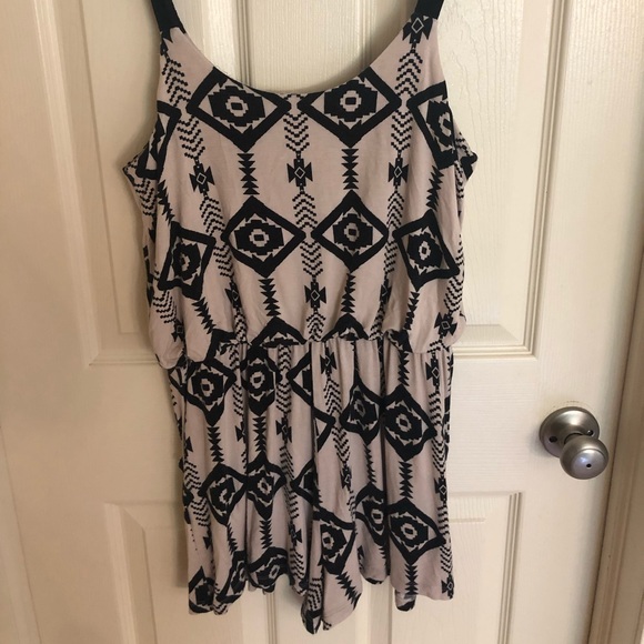 Patterned Romper - Picture 3 of 8